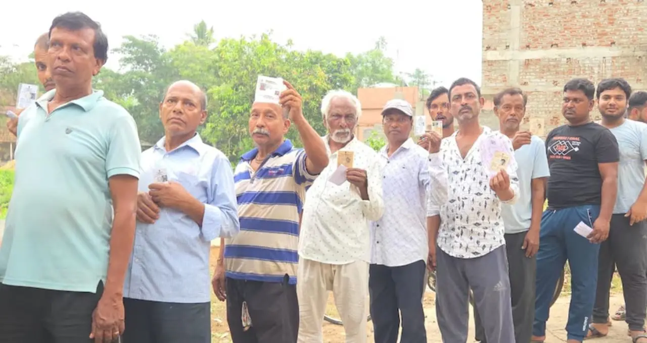 সকাল ৭টার আগেই বুথে লম্বা লাইন! প্রথম দফার ভোটে উত্তরবঙ্গ থেকে জঙ্গলমহল জুড়ে উৎসবের আবহ
