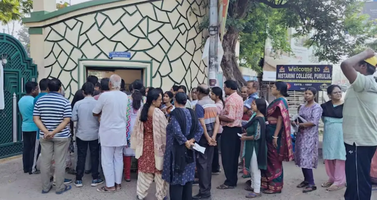 সকাল ৭টার আগেই বুথে লম্বা লাইন! প্রথম দফার ভোটে উত্তরবঙ্গ থেকে জঙ্গলমহল জুড়ে উৎসবের আবহ
