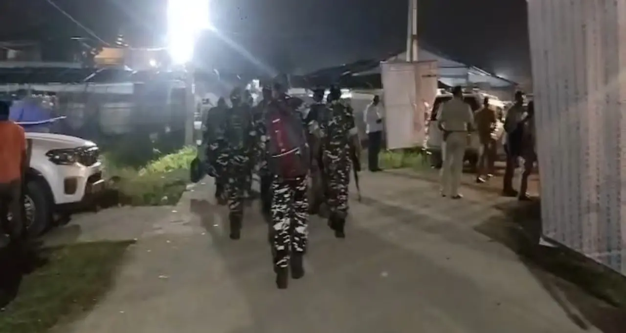 অবশেষে কাটল জট! Alipurduar-এ ২৭টি বুথে রাতেই পৌঁছলেন ভোটকর্মীরা, স্বস্তি প্রশাসনে
