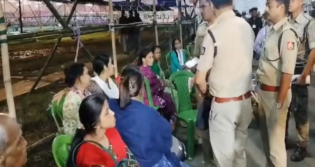 অবশেষে কাটল জট! Alipurduar-এ ২৭টি বুথে রাতেই পৌঁছলেন ভোটকর্মীরা, স্বস্তি প্রশাসনে
