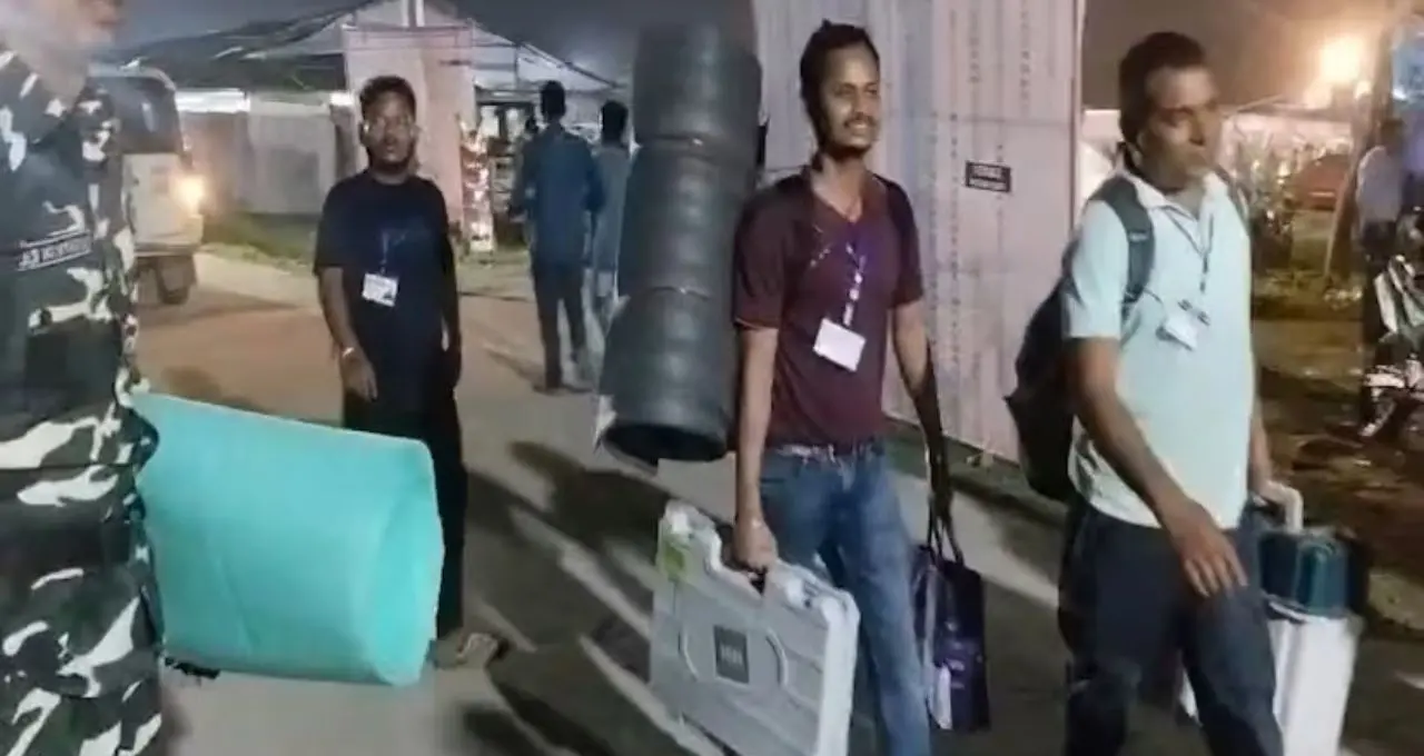 অবশেষে কাটল জট! Alipurduar-এ ২৭টি বুথে রাতেই পৌঁছলেন ভোটকর্মীরা, স্বস্তি প্রশাসনে
