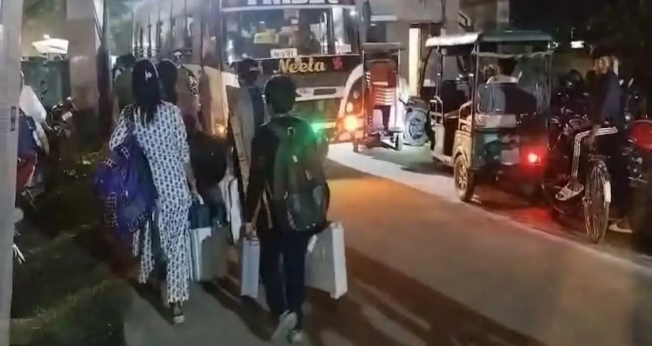 অবশেষে কাটল জট! Alipurduar-এ ২৭টি বুথে রাতেই পৌঁছলেন ভোটকর্মীরা, স্বস্তি প্রশাসনে
