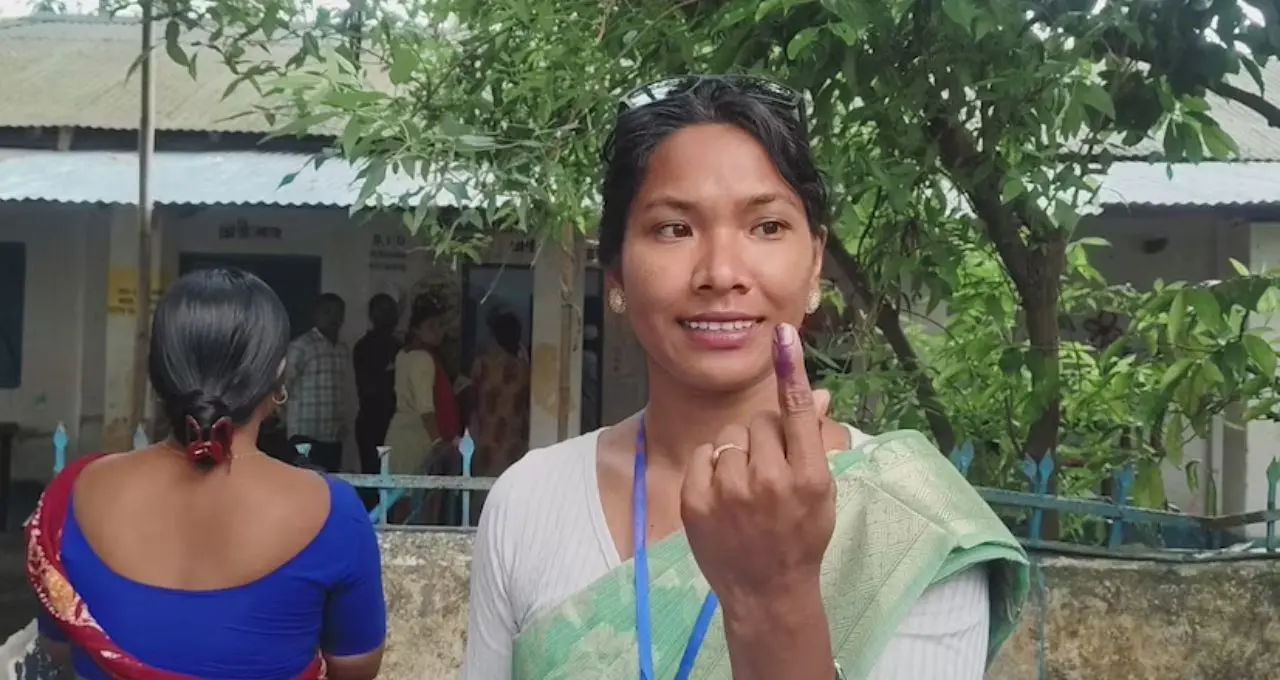 সকালেই ভোটকেন্দ্রে স্বপ্না বর্মন! এশিয়ান গেমসের সোনাজয়ী অ্যাথলেট এবার রাজগঞ্জে ভোটযুদ্ধে
