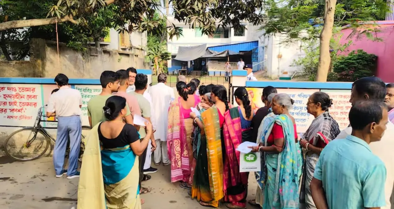 সকালেই ভোটকেন্দ্রে স্বপ্না বর্মন! এশিয়ান গেমসের সোনাজয়ী অ্যাথলেট এবার রাজগঞ্জে ভোটযুদ্ধে
