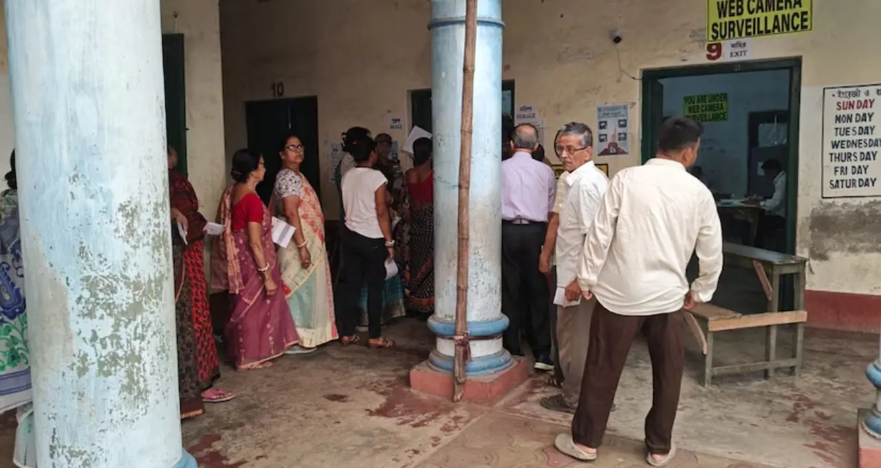 সকালেই ভোটকেন্দ্রে স্বপ্না বর্মন! এশিয়ান গেমসের সোনাজয়ী অ্যাথলেট এবার রাজগঞ্জে ভোটযুদ্ধে
