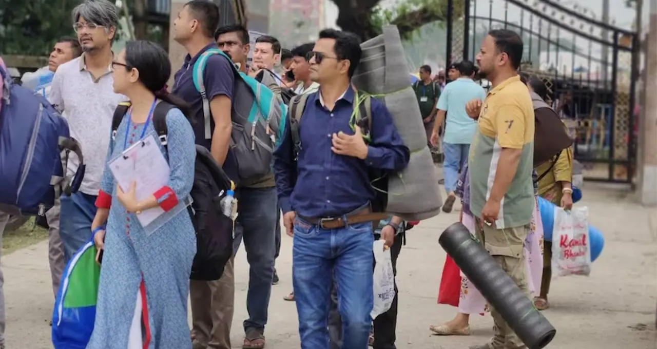 ঝড়ে বিপর্যস্ত প্রস্তুতি! ভোটের আগেই আলিপুরদুয়ারে বিদ্যুৎ বিভ্রাটে নাজেহাল ভোটকর্মীরা
