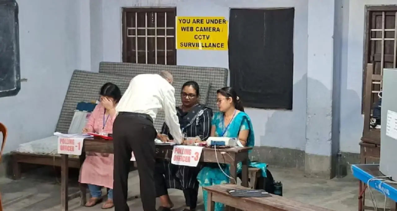 ভোটের লাইনে ‘হেভিওয়েট’! সাধারণ ভোটারদের সঙ্গে দাঁড়িয়ে ভোট দিলেন গৌতম দেব
