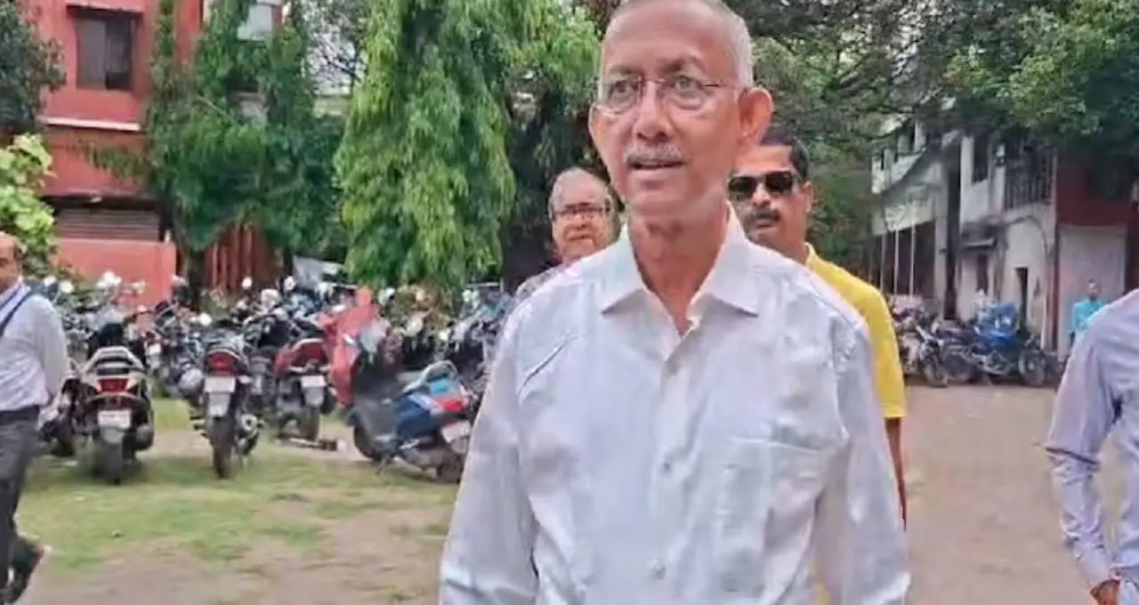 ভোটের লাইনে ‘হেভিওয়েট’! সাধারণ ভোটারদের সঙ্গে দাঁড়িয়ে ভোট দিলেন গৌতম দেব

