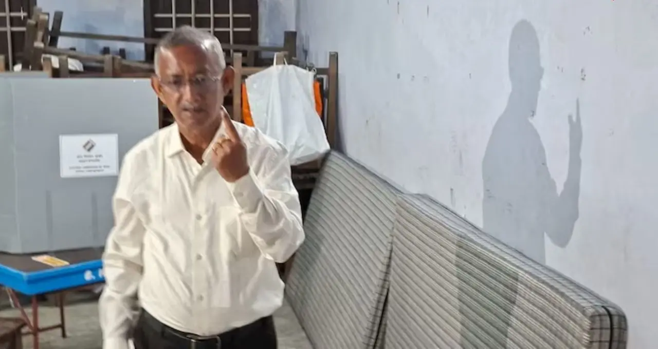 ভোটের লাইনে ‘হেভিওয়েট’! সাধারণ ভোটারদের সঙ্গে দাঁড়িয়ে ভোট দিলেন গৌতম দেব
