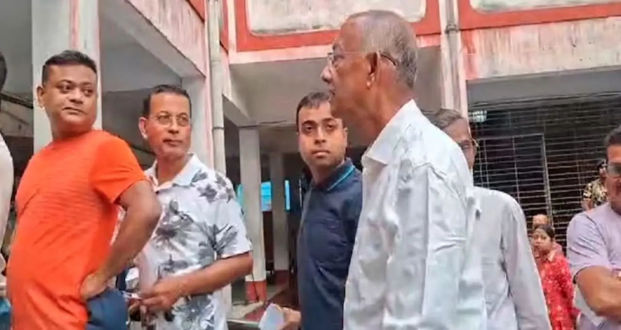 ভোটের লাইনে ‘হেভিওয়েট’! সাধারণ ভোটারদের সঙ্গে দাঁড়িয়ে ভোট দিলেন গৌতম দেব
