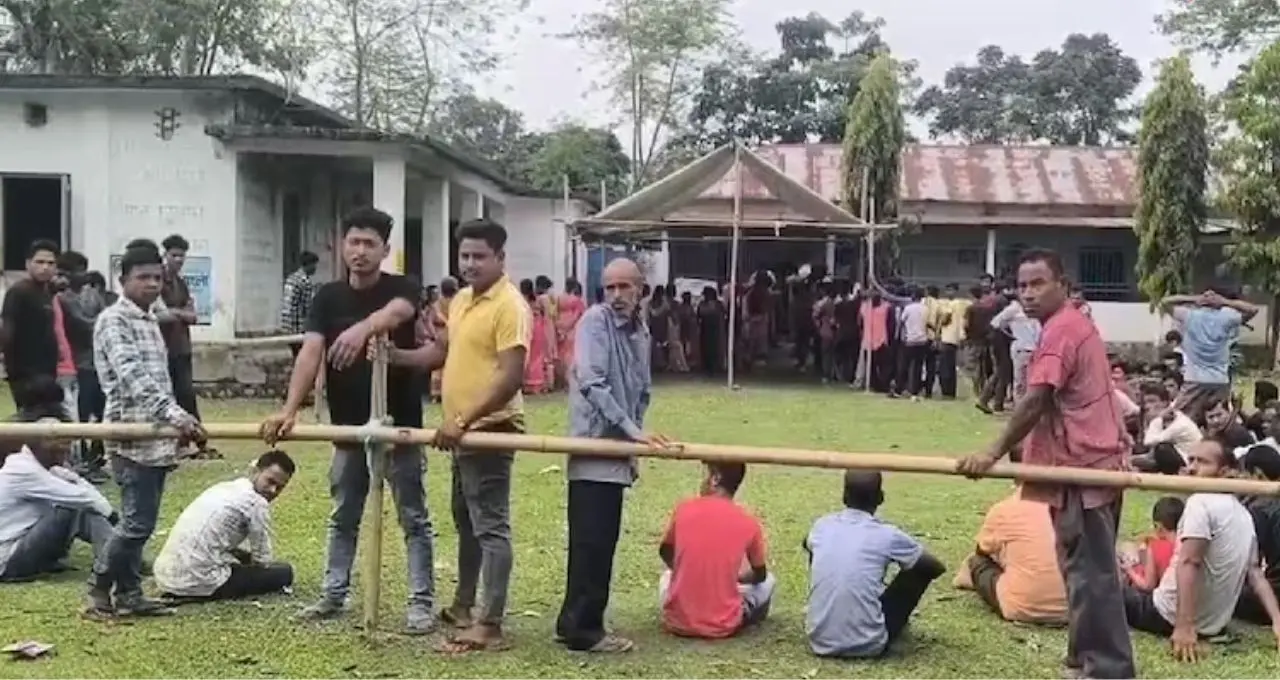 ভোট দিলেই ‘চা-পান’-এর আপ্যায়ন! ধূপগুড়িতে বুথের বাইরে বিতর্কে জড়াল বিশেষ আয়োজন
