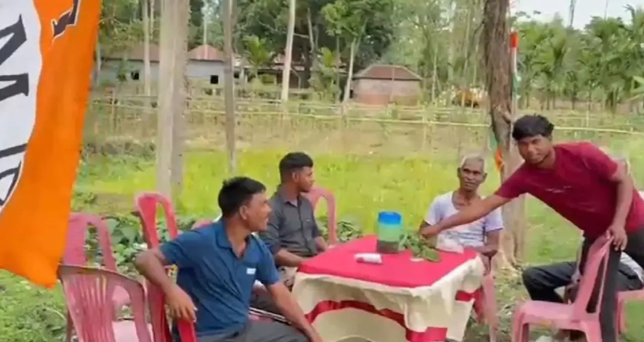ভোট দিলেই ‘চা-পান’-এর আপ্যায়ন! ধূপগুড়িতে বুথের বাইরে বিতর্কে জড়াল বিশেষ আয়োজন
