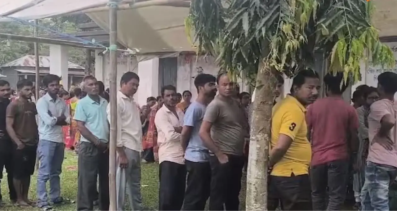ভোট দিলেই ‘চা-পান’-এর আপ্যায়ন! ধূপগুড়িতে বুথের বাইরে বিতর্কে জড়াল বিশেষ আয়োজন
