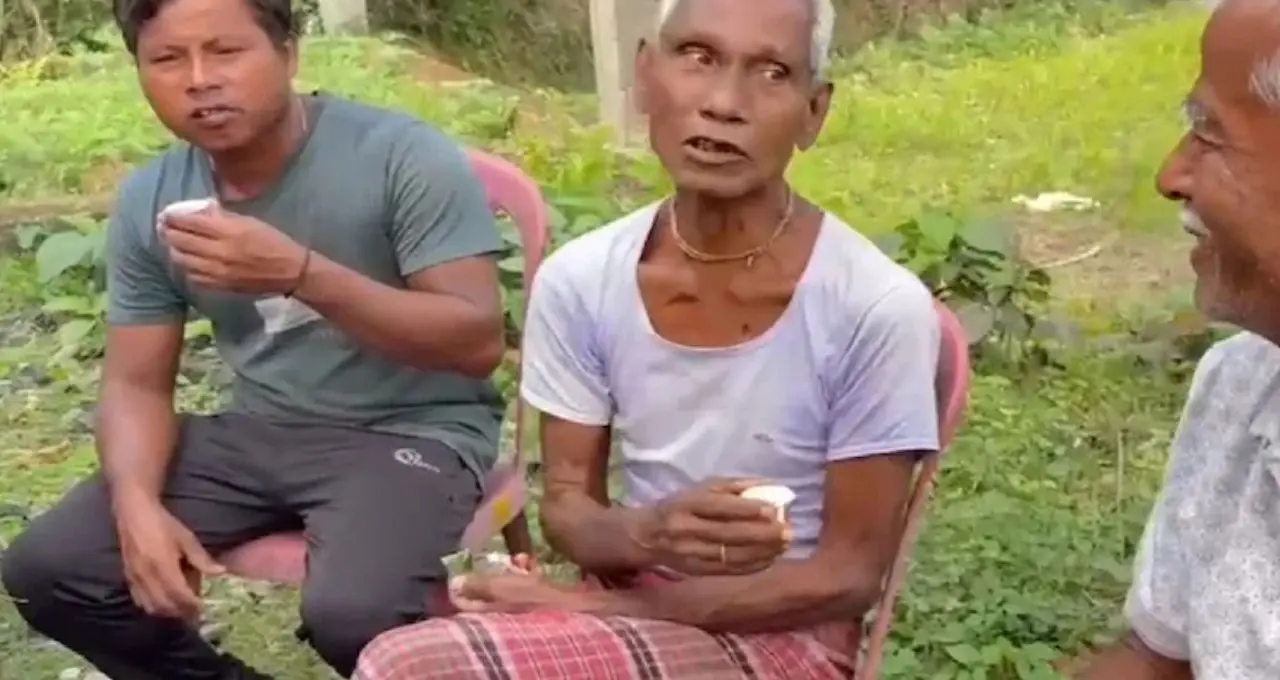 ভোট দিলেই ‘চা-পান’-এর আপ্যায়ন! ধূপগুড়িতে বুথের বাইরে বিতর্কে জড়াল বিশেষ আয়োজন
