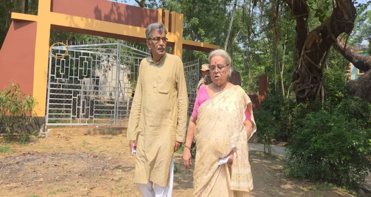 টোটোতেই ভোটকেন্দ্রে প্রাক্তন মন্ত্রী! সাদামাঠা উপস্থিতিতে চমক দিলেন Surjya Kanta Mishra
