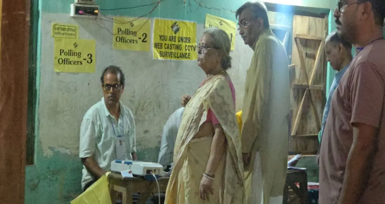 টোটোতেই ভোটকেন্দ্রে প্রাক্তন মন্ত্রী! সাদামাঠা উপস্থিতিতে চমক দিলেন Surjya Kanta Mishra
