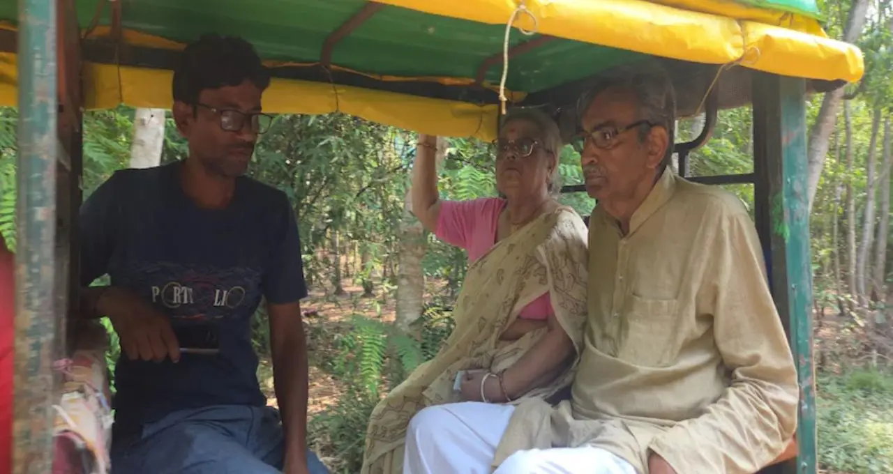 টোটোতেই ভোটকেন্দ্রে প্রাক্তন মন্ত্রী! সাদামাঠা উপস্থিতিতে চমক দিলেন Surjya Kanta Mishra
