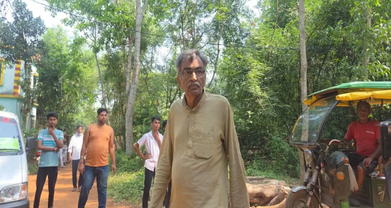 টোটোতেই ভোটকেন্দ্রে প্রাক্তন মন্ত্রী! সাদামাঠা উপস্থিতিতে চমক দিলেন Surjya Kanta Mishra
