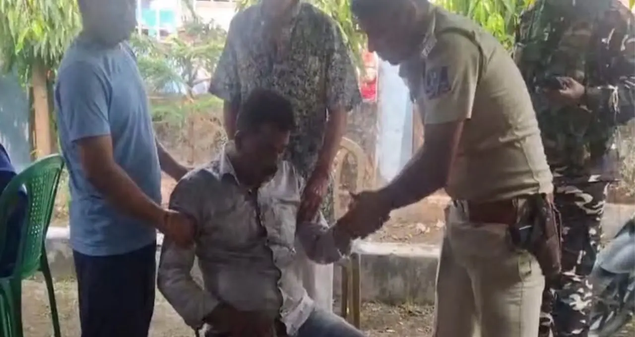 ভোটের লাইনে হঠাৎ অসুস্থ ভোটার! তৎপরতায় বড় বিপদ এড়াল প্রশাসন, ডাবগ্রাম-ফুলবাড়ীতে চাঞ্চল্য

