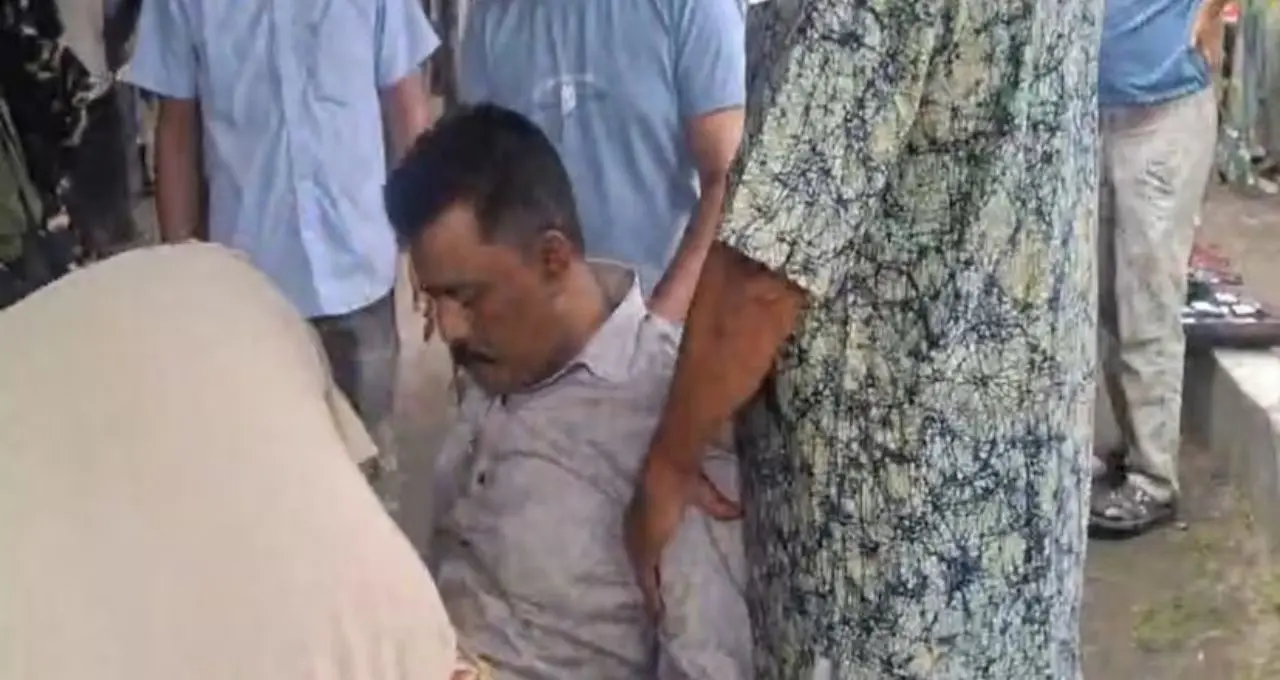 ভোটের লাইনে হঠাৎ অসুস্থ ভোটার! তৎপরতায় বড় বিপদ এড়াল প্রশাসন, ডাবগ্রাম-ফুলবাড়ীতে চাঞ্চল্য
