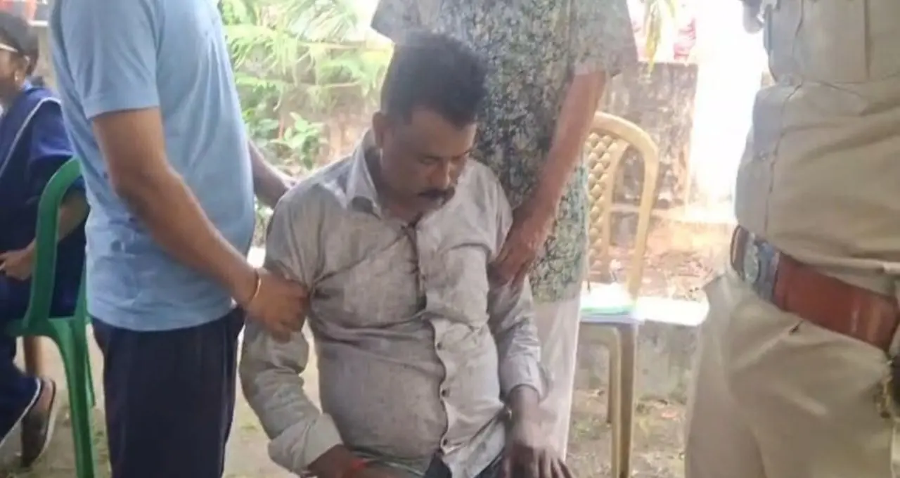 ভোটের লাইনে হঠাৎ অসুস্থ ভোটার! তৎপরতায় বড় বিপদ এড়াল প্রশাসন, ডাবগ্রাম-ফুলবাড়ীতে চাঞ্চল্য
