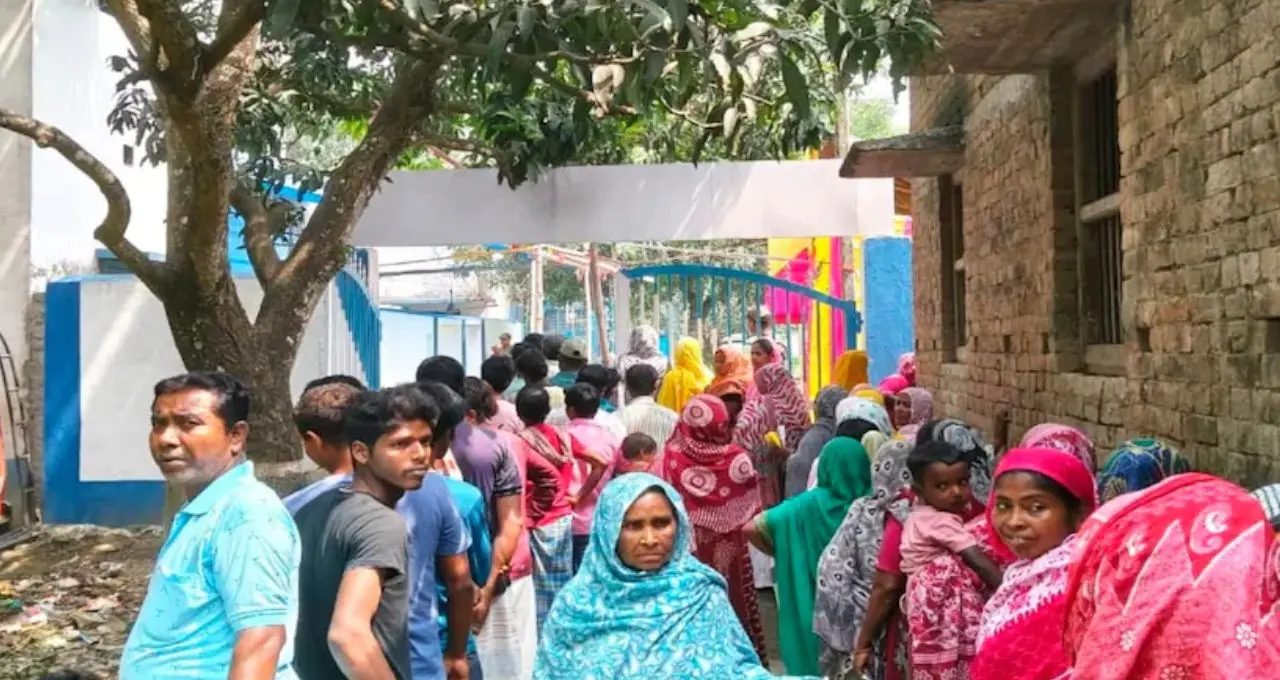 মোথাবাড়িতে ভোটার তালিকা থেকে বাদ হাজারো নাম! ভোট দিতে না পেরে ফিরলেন প্রায় ৩৭ হাজার মানুষ, ক্ষোভ তুঙ্গে
