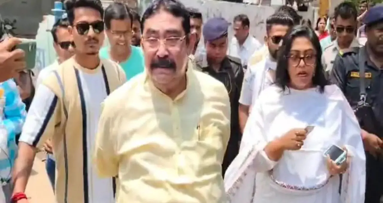 ‘কুল কুল ঠান্ডা, আরামসে ভোট করুন’—বুথে এসে বার্তা Anubrata Mondal-এর, মেয়ে সঙ্গেই ভোট দিলেন ‘কেষ্ট’
