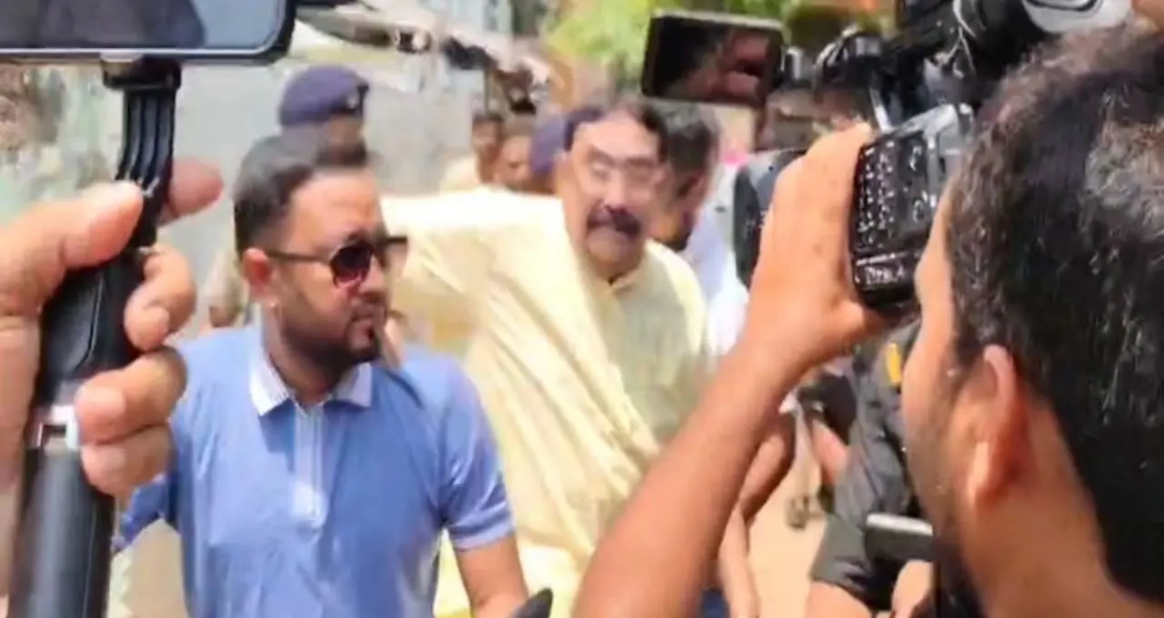 ‘কুল কুল ঠান্ডা, আরামসে ভোট করুন’—বুথে এসে বার্তা Anubrata Mondal-এর, মেয়ে সঙ্গেই ভোট দিলেন ‘কেষ্ট’
