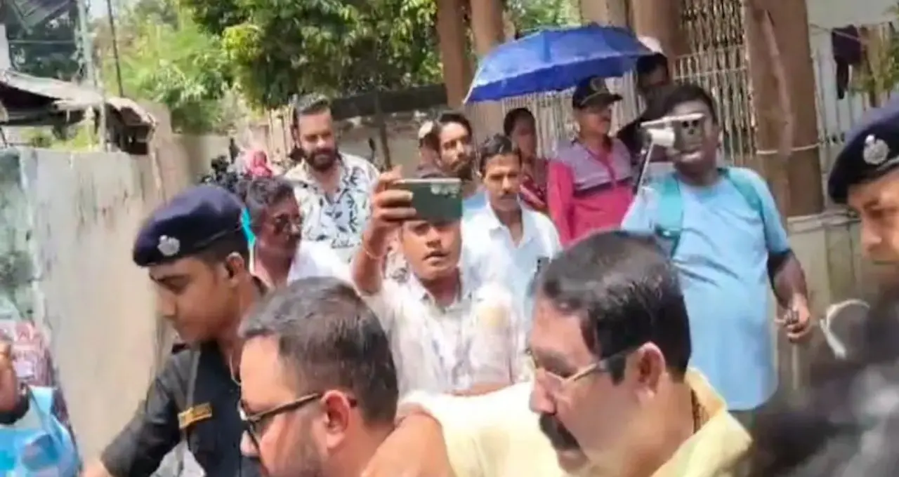 ‘কুল কুল ঠান্ডা, আরামসে ভোট করুন’—বুথে এসে বার্তা Anubrata Mondal-এর, মেয়ে সঙ্গেই ভোট দিলেন ‘কেষ্ট’
