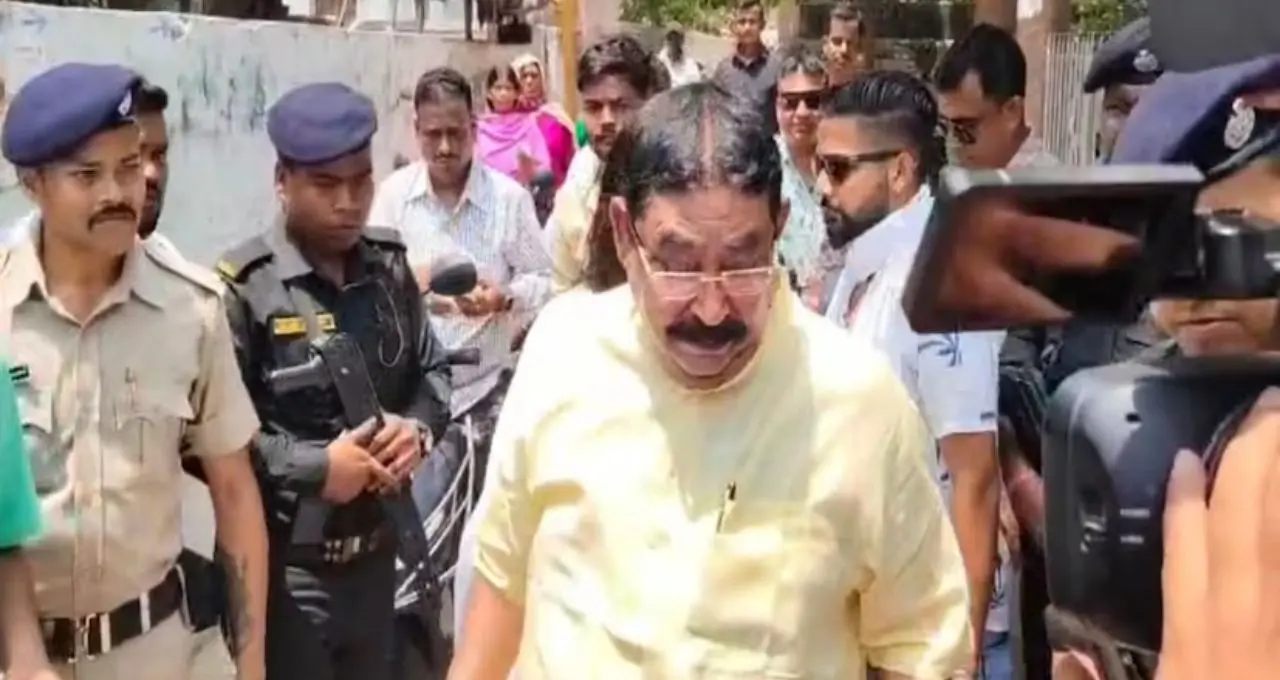 ‘কুল কুল ঠান্ডা, আরামসে ভোট করুন’—বুথে এসে বার্তা Anubrata Mondal-এর, মেয়ে সঙ্গেই ভোট দিলেন ‘কেষ্ট’
