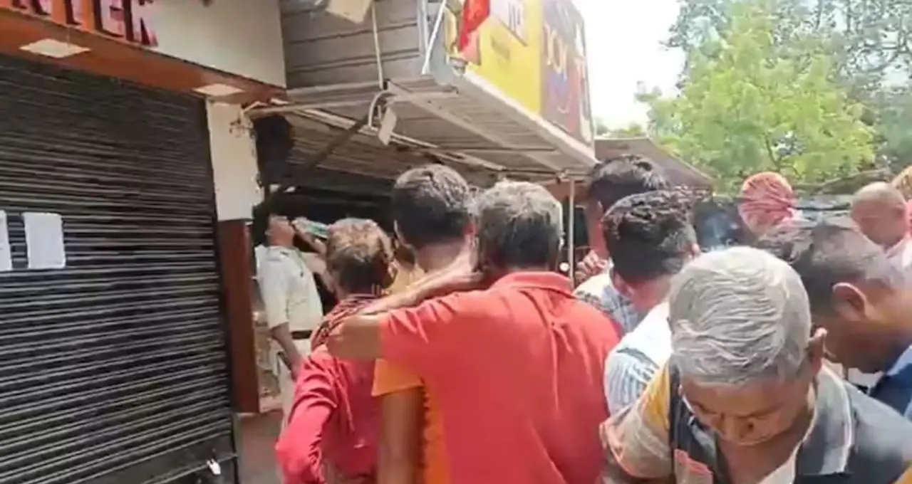 মে-জুনেও ফুলে ভরবে জবা! এই ৫ ট্রিক জানলেই পাতার আড়ালে হারিয়ে যাবে ফুলের রঙিন উৎসব