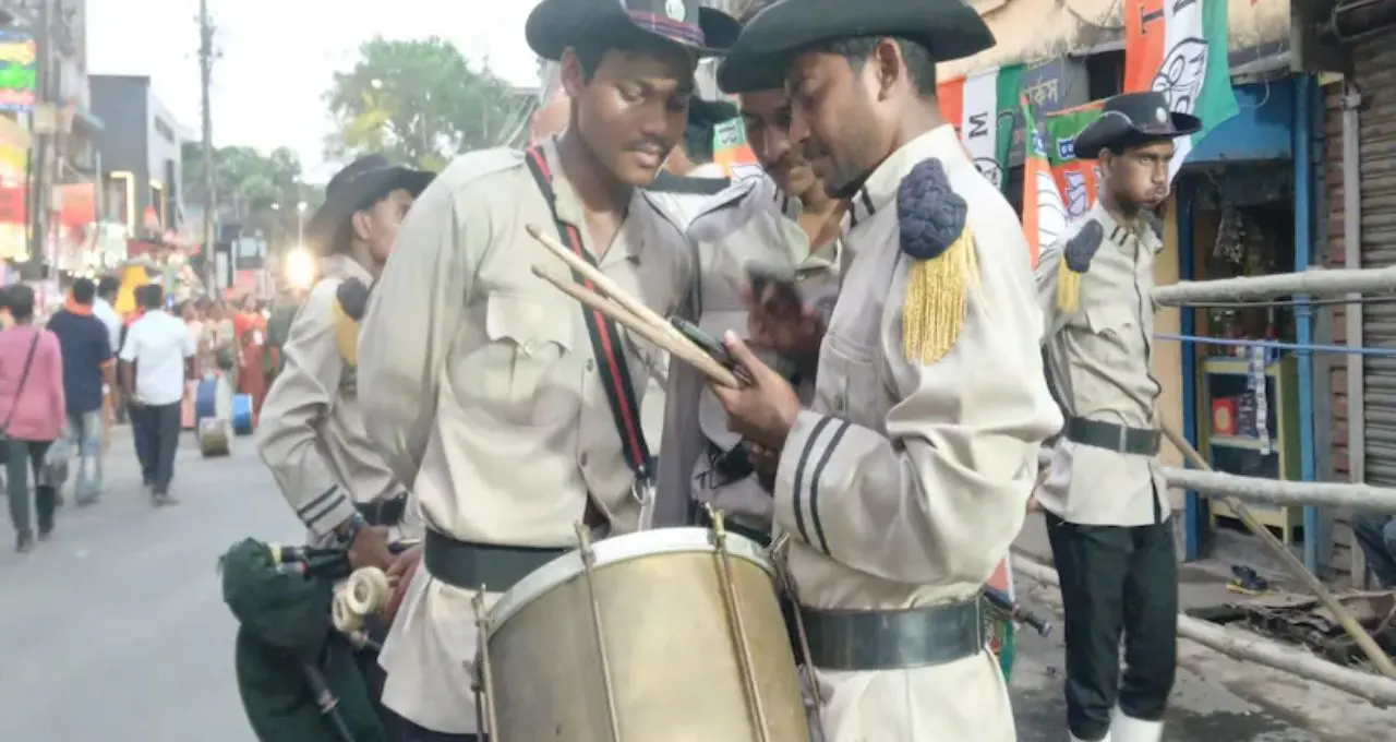 ভোটার নয়, তবু গণতন্ত্রের উৎসবে সুরের ঝংকার! Howrah-এ স্কুল পড়ুয়াদের অনন্য উপস্থিতি
