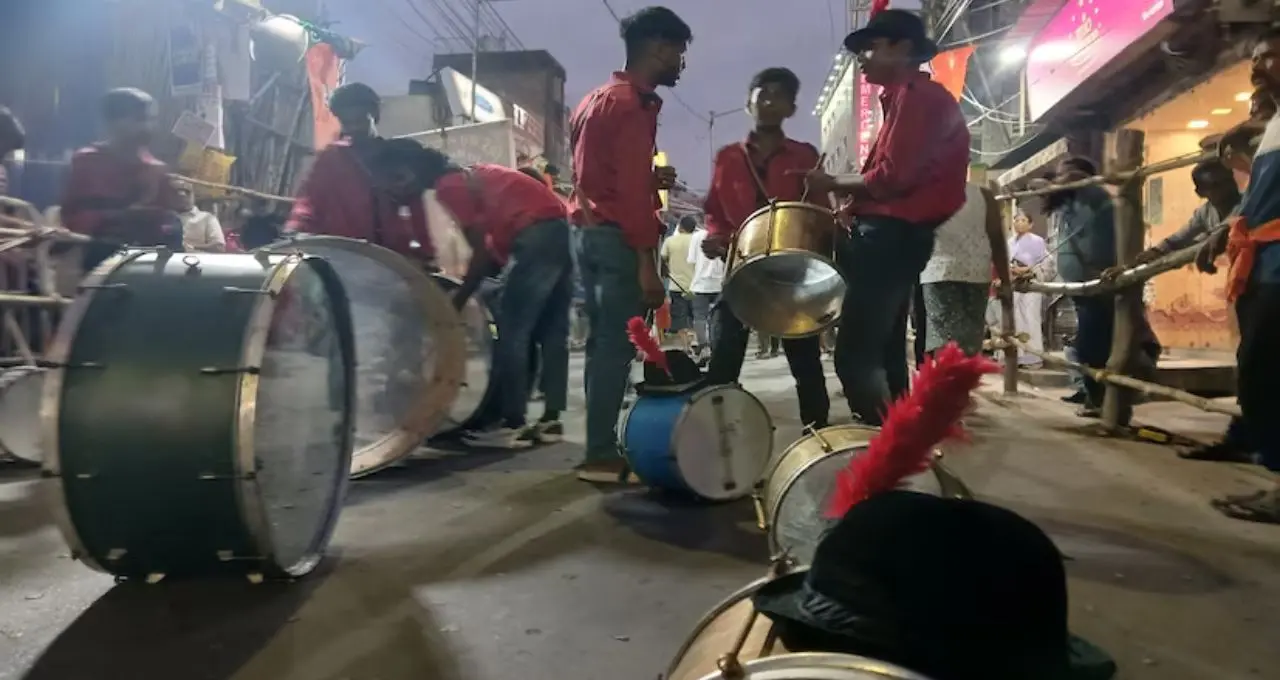 ভোটার নয়, তবু গণতন্ত্রের উৎসবে সুরের ঝংকার! Howrah-এ স্কুল পড়ুয়াদের অনন্য উপস্থিতি
