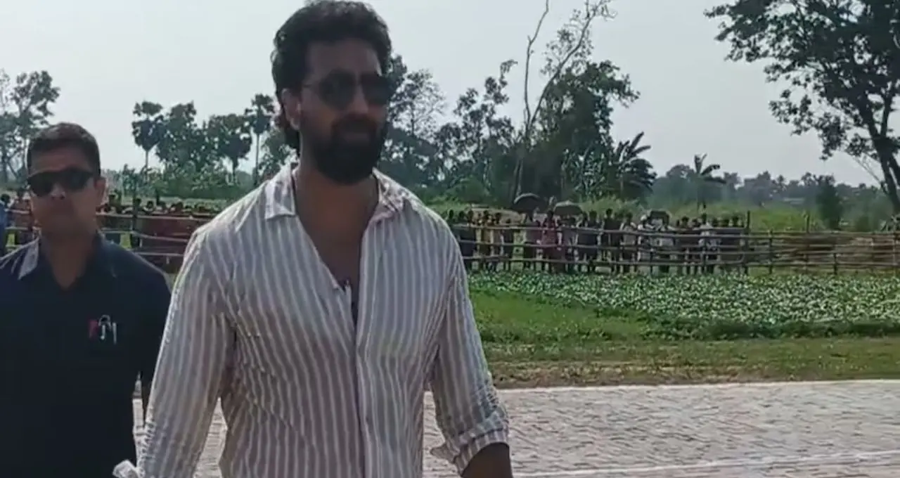 রথে চড়ে দেবের ‘রাজকীয়’ এন্ট্রি! তারকেশ্বর-এর রাস্তায় জনস্রোত, নির্বাচনী প্রচারে উন্মাদনা