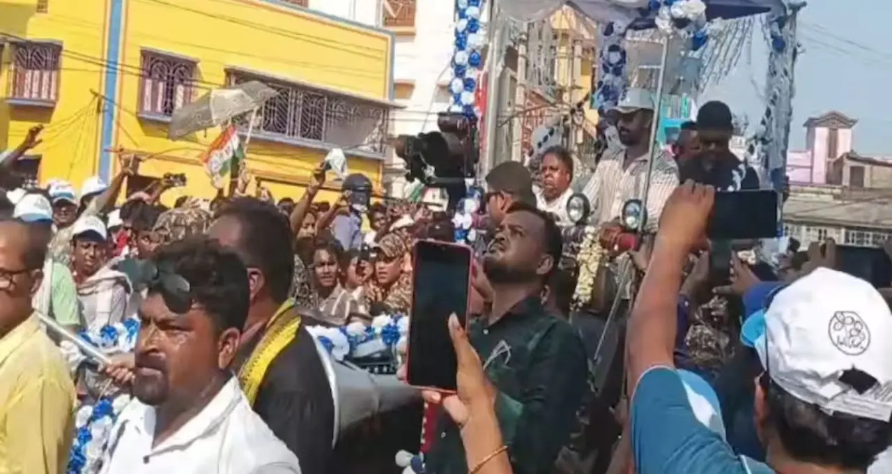 রথে চড়ে দেবের ‘রাজকীয়’ এন্ট্রি! তারকেশ্বর-এর রাস্তায় জনস্রোত, নির্বাচনী প্রচারে উন্মাদনা