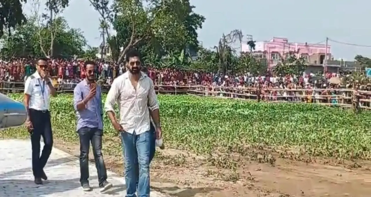 রথে চড়ে দেবের ‘রাজকীয়’ এন্ট্রি! তারকেশ্বর-এর রাস্তায় জনস্রোত, নির্বাচনী প্রচারে উন্মাদনা