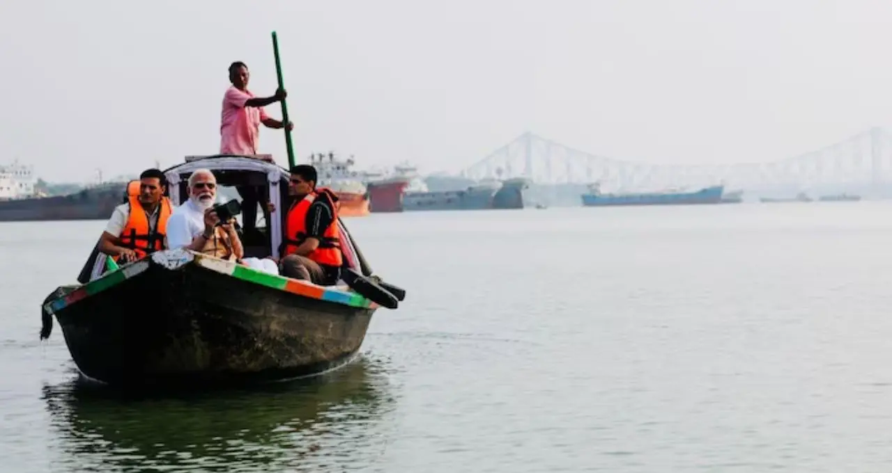 প্রধানমন্ত্রীর নৌকায় ভেসে বদলে গেল জীবন! জিরাটের গৌরাঙ্গ এখন গ্রামের তারকা

