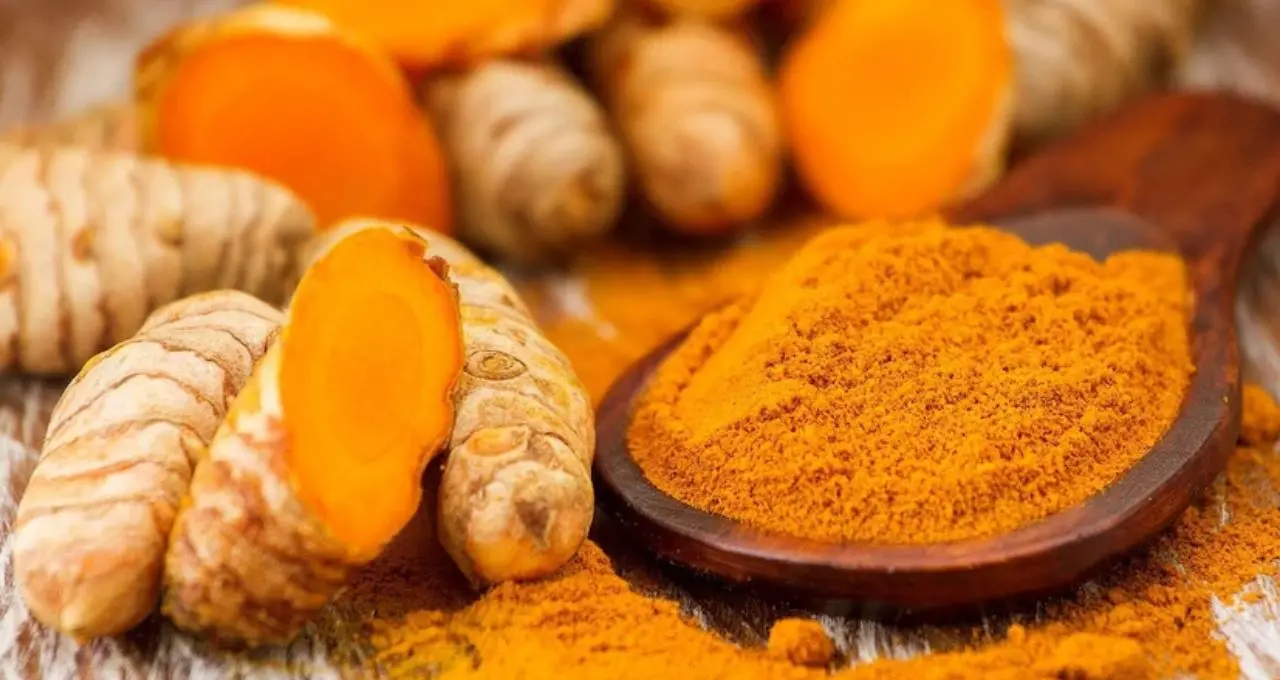 Adulterated Turmeric: এক গ্লাস জলে ধরা পড়বে ভেজাল! নকল হলুদ থেকে বাঁচার সহজ উপায় জানুন
