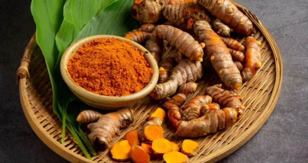 Adulterated Turmeric: এক গ্লাস জলে ধরা পড়বে ভেজাল! নকল হলুদ থেকে বাঁচার সহজ উপায় জানুন
