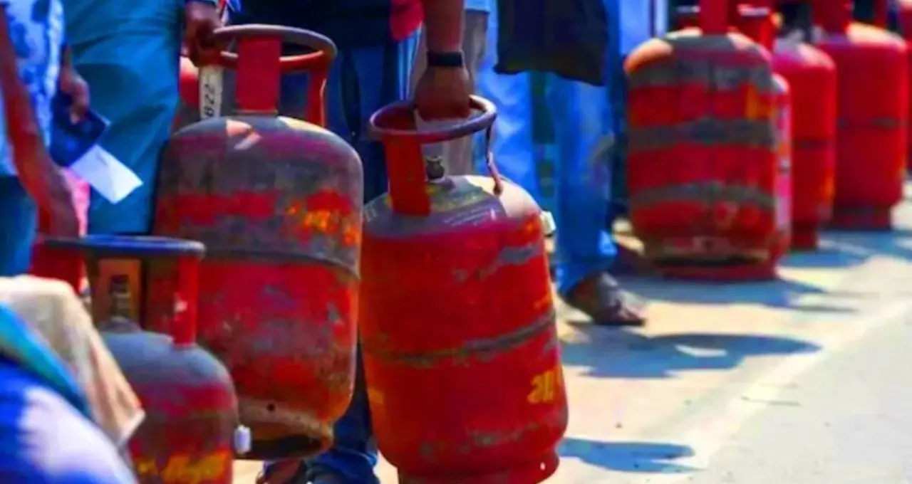 LPG বুকিংয়ে বড় জট! ১০ দিন দেরিতে দ্বিতীয় সিলিন্ডার, ডেলিভারিতেও ভোগান্তি দেশজুড়ে

