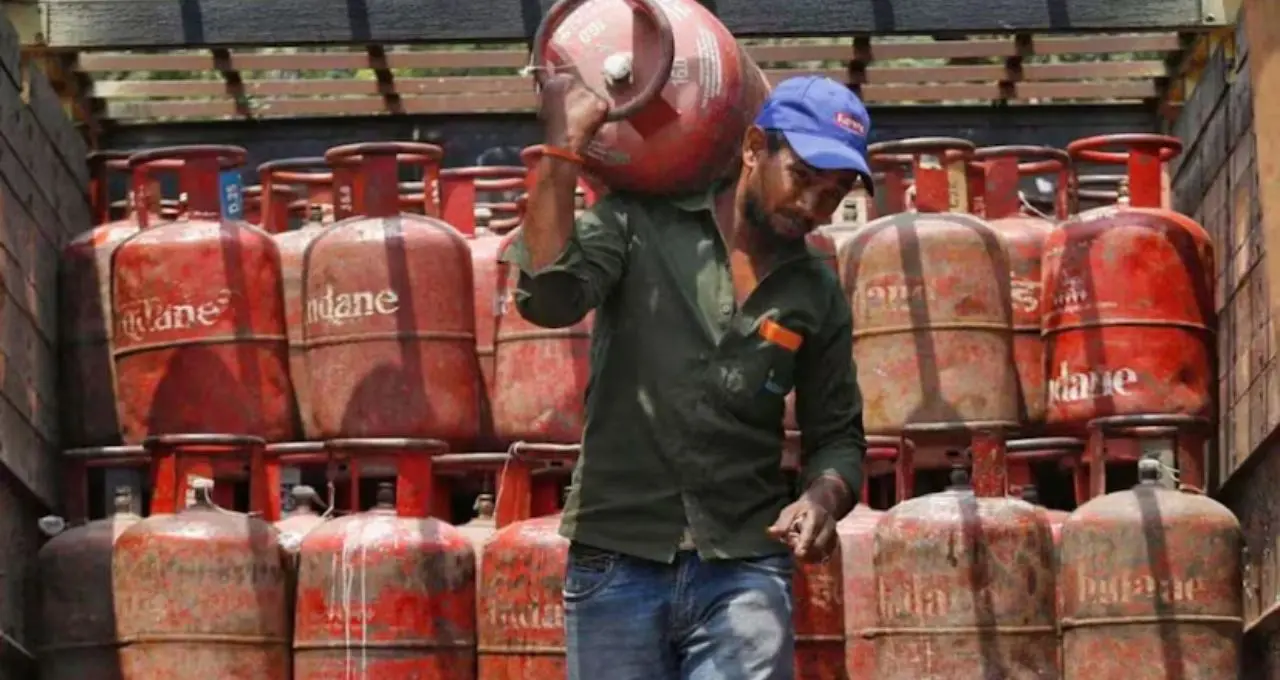 LPG বুকিংয়ে বড় জট! ১০ দিন দেরিতে দ্বিতীয় সিলিন্ডার, ডেলিভারিতেও ভোগান্তি দেশজুড়ে

