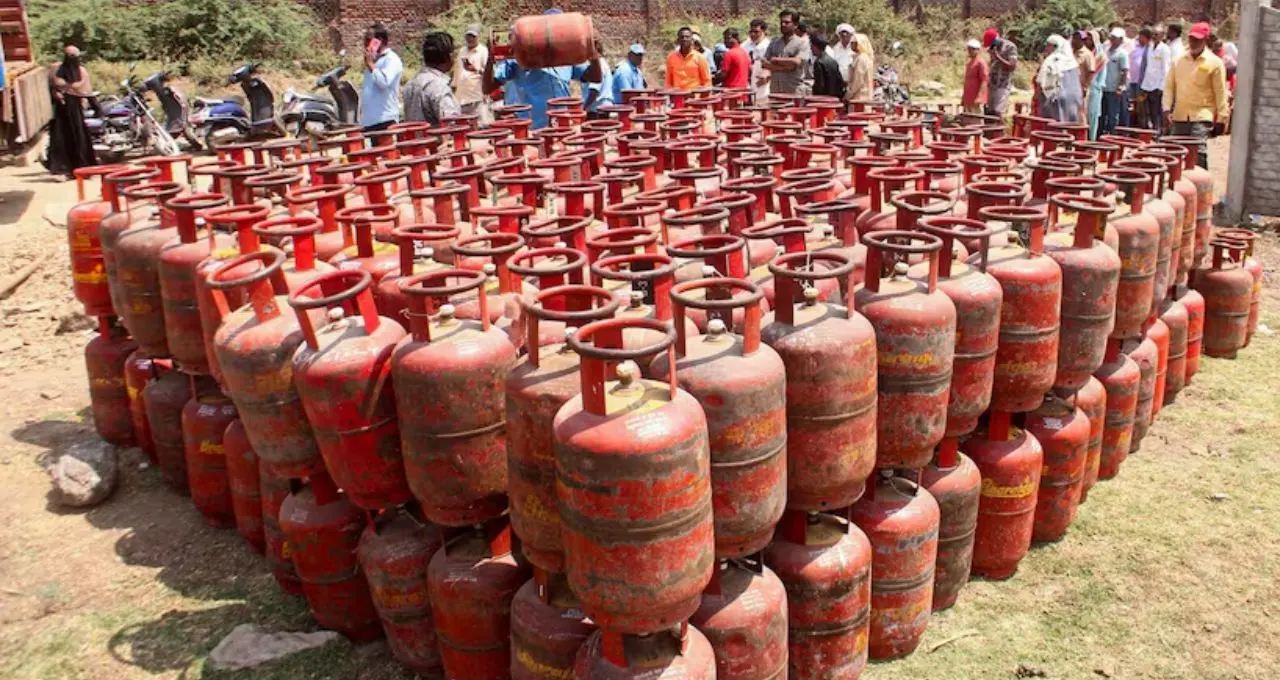 LPG বুকিংয়ে বড় জট! ১০ দিন দেরিতে দ্বিতীয় সিলিন্ডার, ডেলিভারিতেও ভোগান্তি দেশজুড়ে

