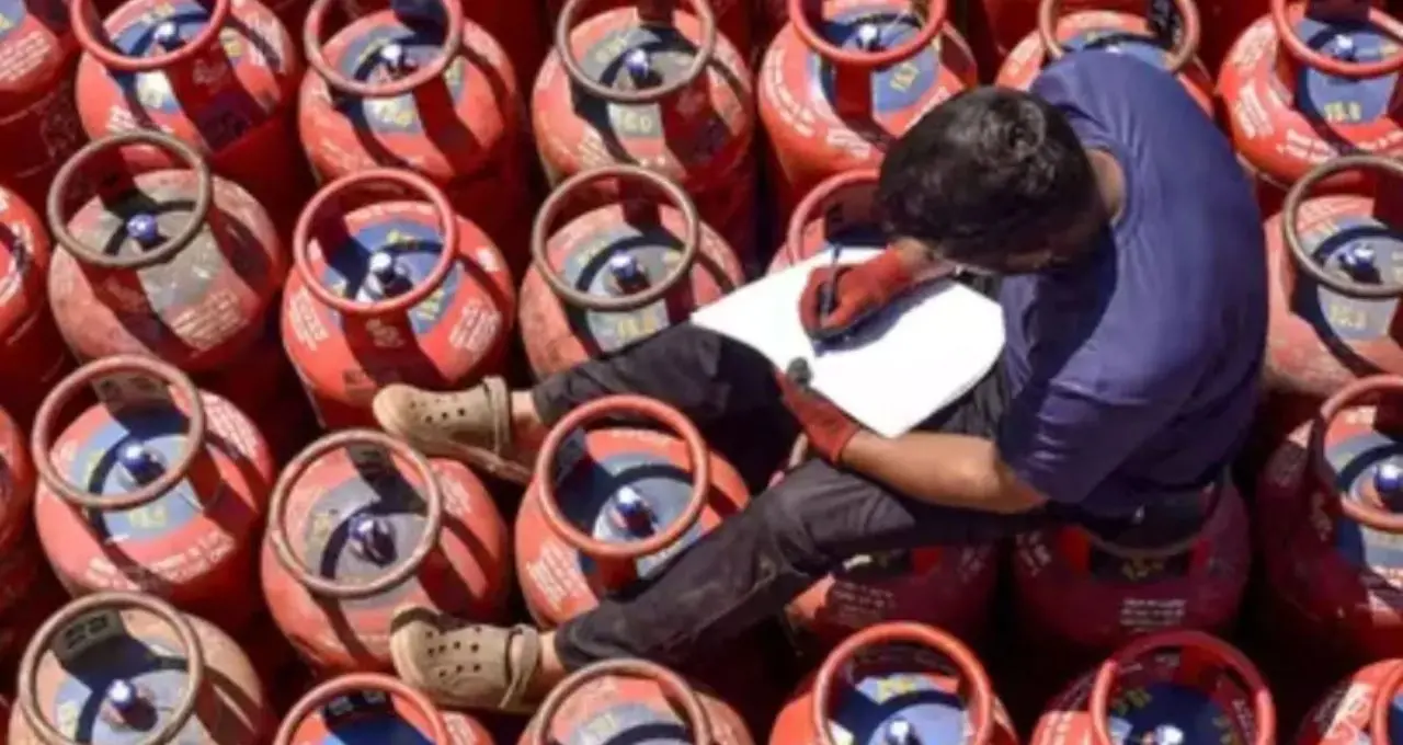 LPG বুকিংয়ে বড় জট! ১০ দিন দেরিতে দ্বিতীয় সিলিন্ডার, ডেলিভারিতেও ভোগান্তি দেশজুড়ে

