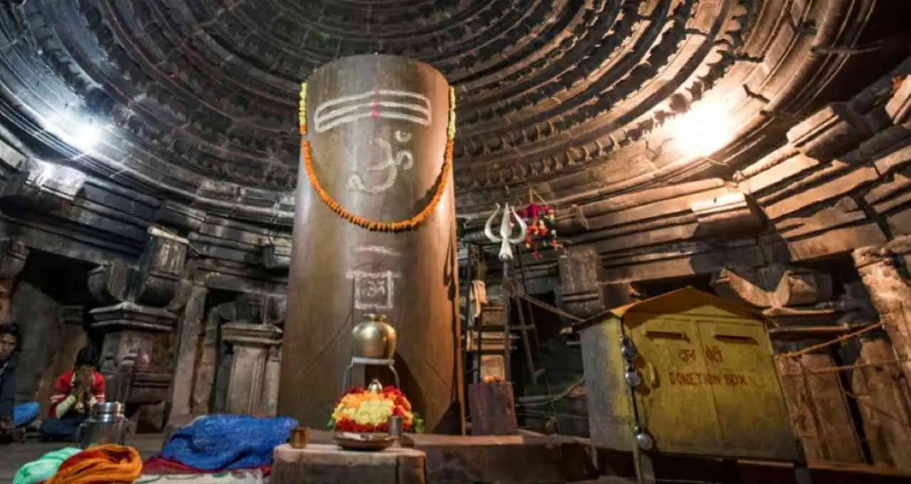 खजुराहो का मातंगेश्वर मंदिर: रहस्यमयी शिवलिंग पर चढ़ाया जल पलभर में हो जाता है गायब