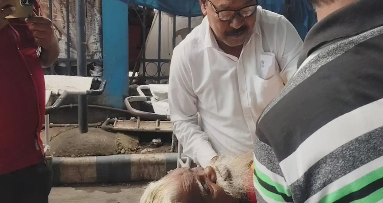 শতায়ুর লড়াই! অসুস্থ পদ্মশ্রী মঙ্গলাকান্ত রায় হাসপাতালে, পাশে ‘অ্যাম্বুল্যান্স দাদা’ করিমূল হক
