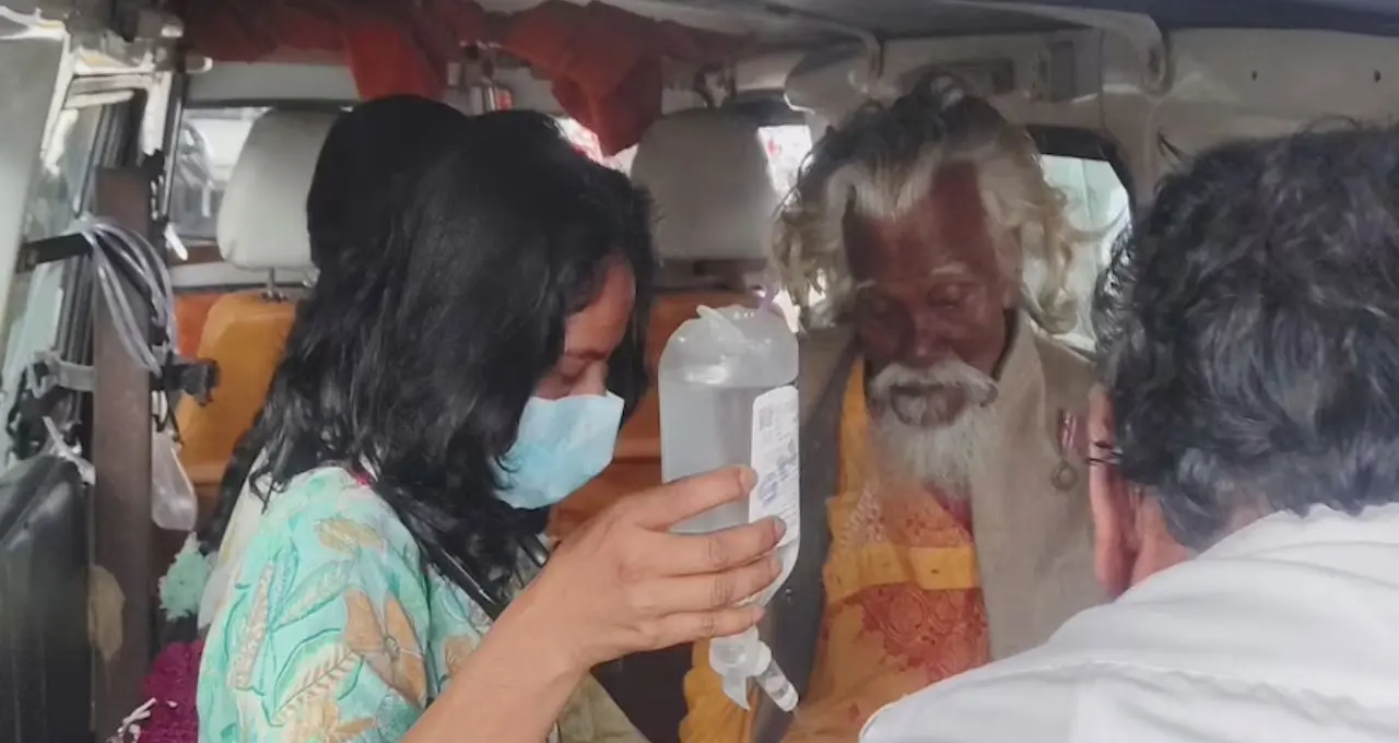 শতায়ুর লড়াই! অসুস্থ পদ্মশ্রী মঙ্গলাকান্ত রায় হাসপাতালে, পাশে ‘অ্যাম্বুল্যান্স দাদা’ করিমূল হক
