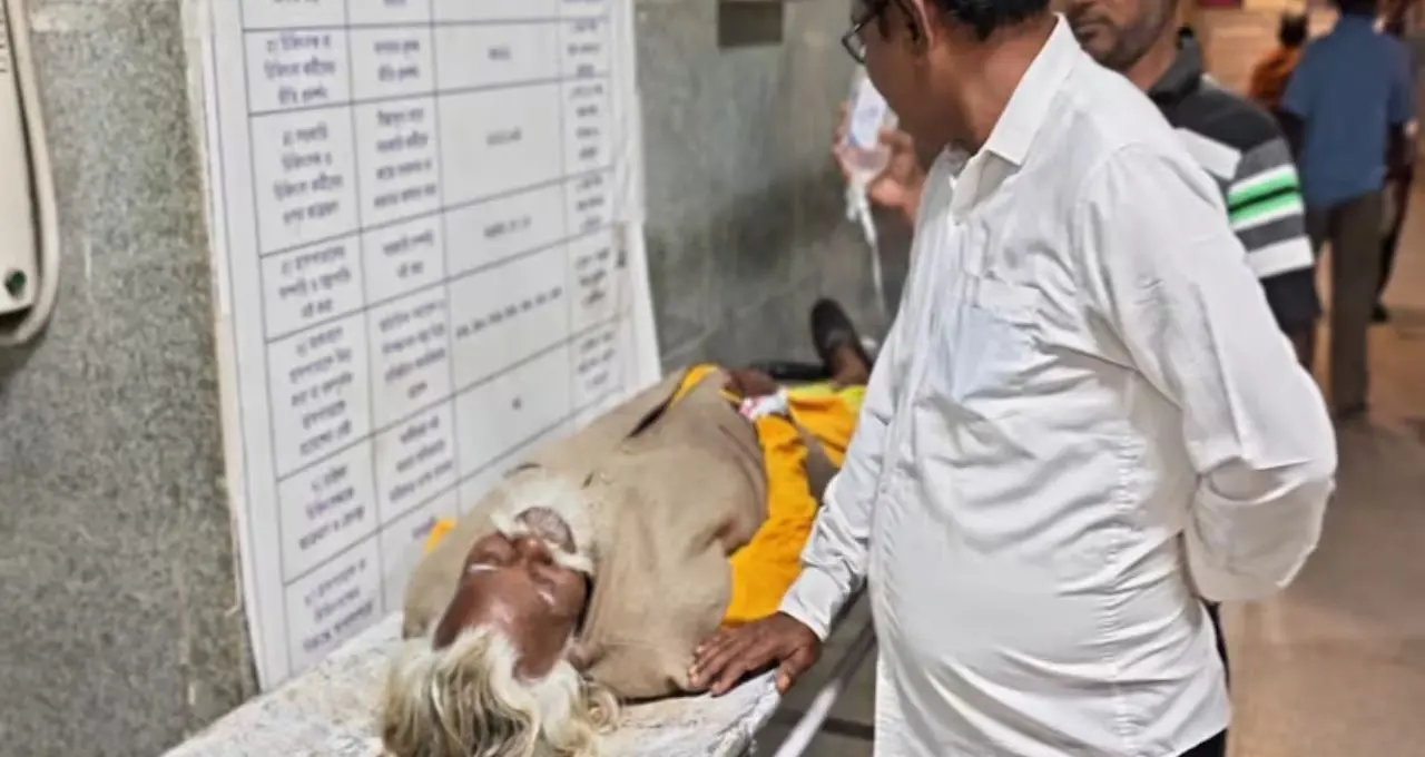 শতায়ুর লড়াই! অসুস্থ পদ্মশ্রী মঙ্গলাকান্ত রায় হাসপাতালে, পাশে ‘অ্যাম্বুল্যান্স দাদা’ করিমূল হক
