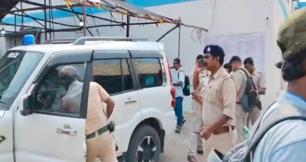 রাত পোহালেই ভোট! বসিরহাটে কড়া নিরাপত্তা, কেন্দ্রীয় বাহিনীর নজরদারিতে চূড়ান্ত প্রস্তুতি
