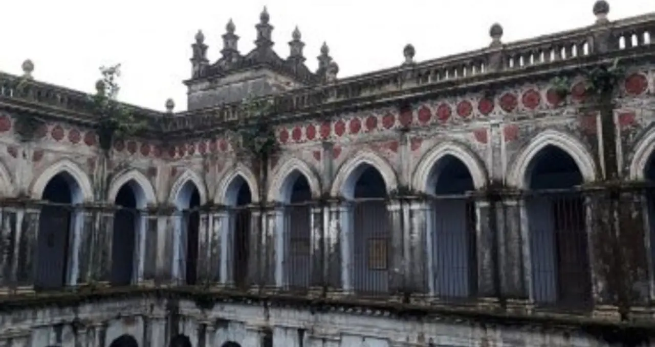 বীরভূমের ‘মিনি হাজারদুয়ারি’ হেতমপুর রাজবাড়ি! শান্তিনিকেতন ঘুরতে গিয়ে এই ঐতিহ্য না দেখলে ভ্রমণই অসম্পূর্ণ


