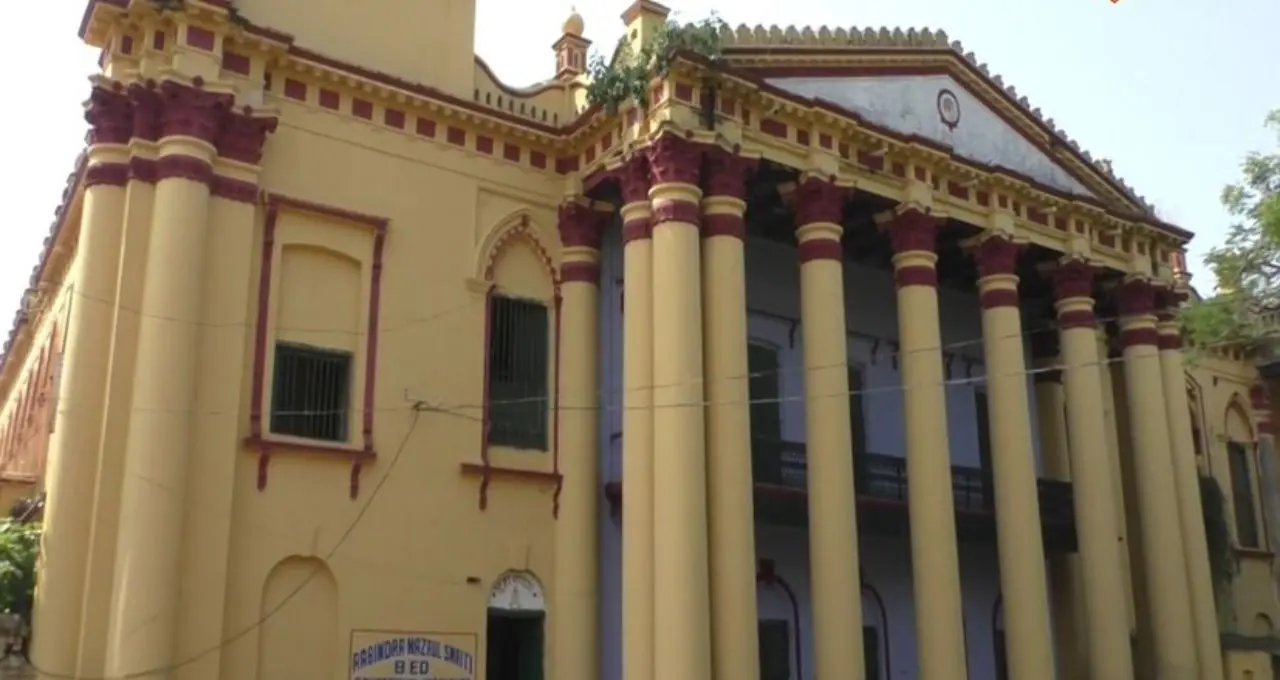 বীরভূমের ‘মিনি হাজারদুয়ারি’ হেতমপুর রাজবাড়ি! শান্তিনিকেতন ঘুরতে গিয়ে এই ঐতিহ্য না দেখলে ভ্রমণই অসম্পূর্ণ

